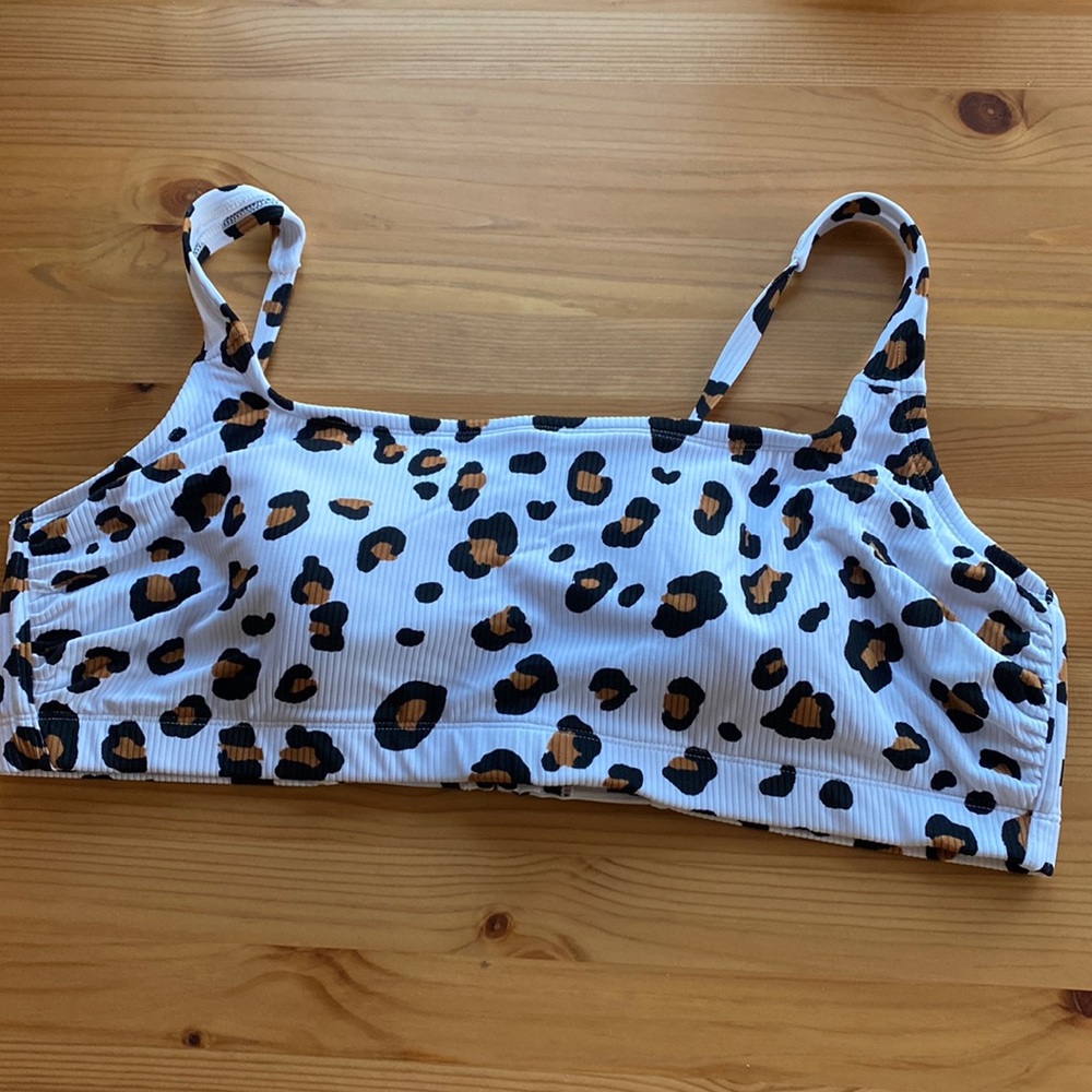 NWOT 22w xhilaration animal print bikini top